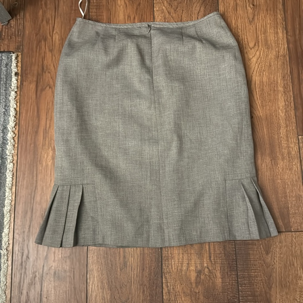 Skirt suit - Picture 8 of 9